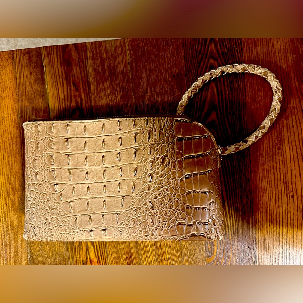 Alligator faux skin hand purse/ wallet